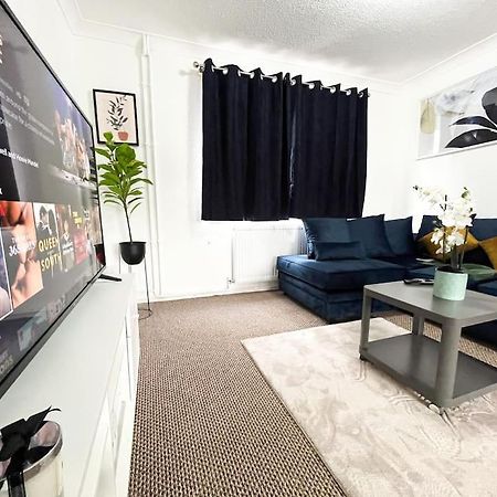 3 Bedroom House With Free Parking Chatham  Exterior photo