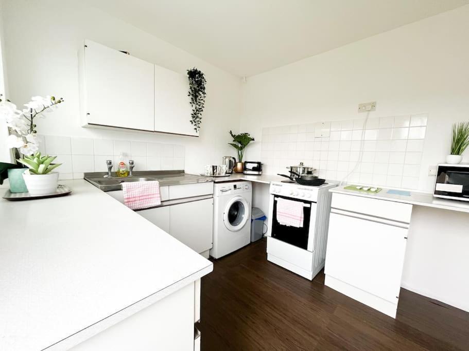 3 Bedroom House With Free Parking Chatham  Exterior photo