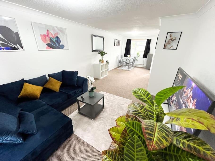 3 Bedroom House With Free Parking Chatham  Exterior photo