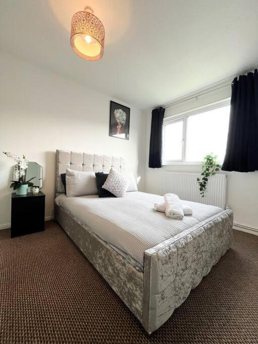 3 Bedroom House With Free Parking Chatham  Exterior photo
