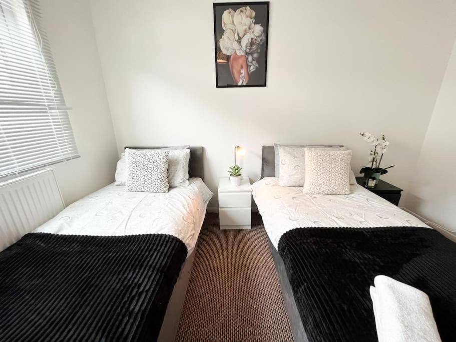 3 Bedroom House With Free Parking Chatham  Exterior photo