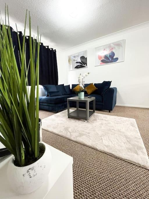 3 Bedroom House With Free Parking Chatham  Exterior photo